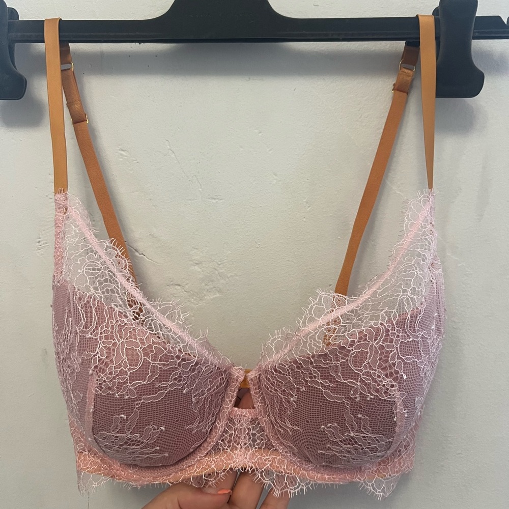 Victoria secrets bra, size 34D, rose pale, new with tags